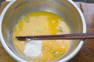 鸡蛋鸡蛋两个打碎，加入些许面粉、盐、放入葱花搅拌。注意不要加太多面粉，过分浓稠，呈流动的糊状就好。
 