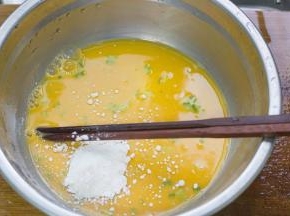 鸡蛋鸡蛋两个打碎，加入些许面粉、盐、放入葱花搅拌。注意不要加太多面粉，过分浓稠，呈流动的糊状就好。
 