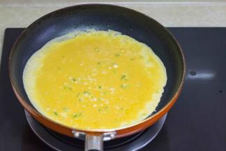 在平底不粘锅中加入橄榄油，小火预热后倒入蛋液糊，晃动锅底，使其均匀铺在锅底。注意蛋液凝固后翻面，待另一面凝固后出锅。特别要注意火候的把握。
 