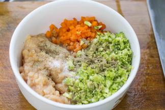 胡萝卜切丁，鸡胸肉剁成泥，西兰花切碎放一起，加入盐、胡椒粉、料酒适量，调味后其搅拌混合，静置几分钟。