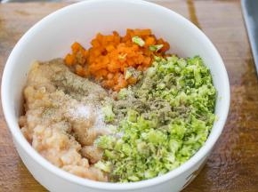 胡萝卜切丁，鸡胸肉剁成泥，西兰花切碎放一起，加入盐、胡椒粉、料酒适量，调味后其搅拌混合，静置几分钟。