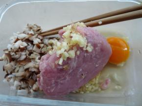 香菇剁碎，姜切成蓉，加入猪肉碎和鸡蛋（猪肉多是可多加鸡蛋），顺时针方向搅拌均匀。蔬菜洗净切碎、葱切碎待用。