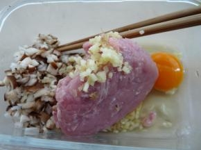 香菇剁碎，姜切成蓉，加入猪肉碎和鸡蛋（猪肉多是可多加鸡蛋），顺时针方向搅拌均匀。蔬菜洗净切碎、葱切碎待用。