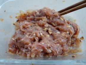 肉末加入1大勺酱油、1大勺蚝油、少许盐、少许糖，继续顺时针搅拌均匀。