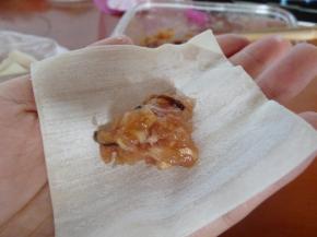 将适量肉末放入云吞皮中心，宁可比图中的量少不能量多。云吞肉少更鲜美。