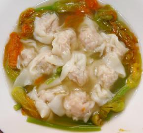 水烧开，将云吞下入煮熟，再将蔬菜下入煮熟。放入适量盐、胡椒粉、3滴香油，调味均匀后盛出，一碗暖心暖胃的云吞就大功告成了。