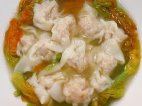 水烧开，将云吞下入煮熟，再将蔬菜下入煮熟。放入适量盐、胡椒粉、3滴香油，调味均匀后盛出，一碗暖心暖胃的云吞就大功告成了。