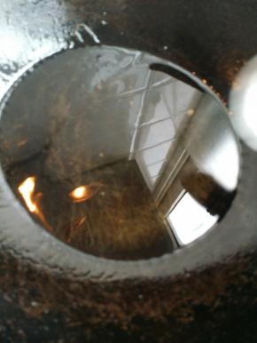 锅内加花生油烧热。