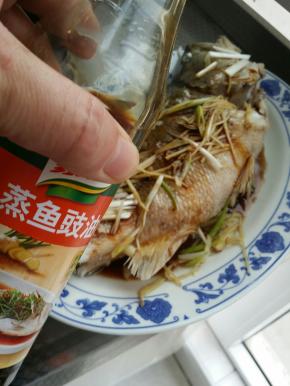 将豉油浇在鱼上淋热油即可。