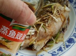 将豉油浇在鱼上淋热油即可。
