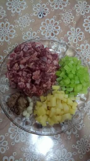 准备好材料，排骨剁成丁、莴笋土豆切丁