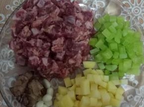 准备好材料，排骨剁成丁、莴笋土豆切丁