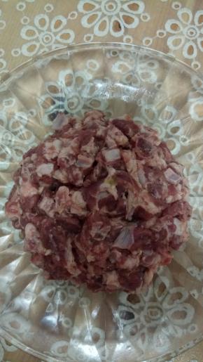 排骨加少许盐、料酒、白胡椒面或者五香粉、淀粉拌匀码味十分钟左右