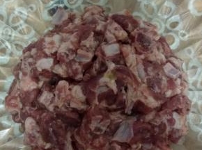 排骨加少许盐、料酒、白胡椒面或者五香粉、淀粉拌匀码味十分钟左右