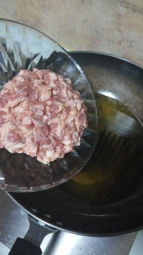 锅里多倒些油加热，烧至7成热，倒入排骨炸