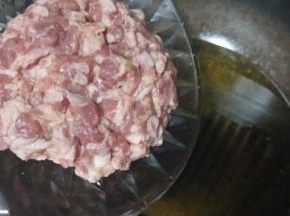 锅里多倒些油加热，烧至7成热，倒入排骨炸