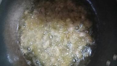 排骨倒入后，用炒勺将排骨搅散，使排骨受热均匀