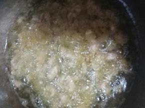排骨倒入后，用炒勺将排骨搅散，使排骨受热均匀