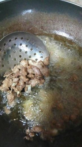 将排骨炸至表面微焦即可出锅