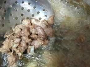 将排骨炸至表面微焦即可出锅