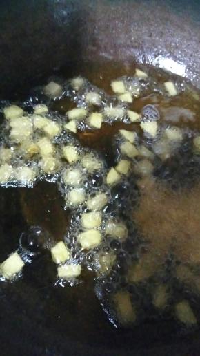 也可观察土豆在锅里的颜色，如果土豆丁看清来有通透感，就已熟透，可以出锅