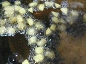 也可观察土豆在锅里的颜色，如果土豆丁看清来有通透感，就已熟透，可以出锅