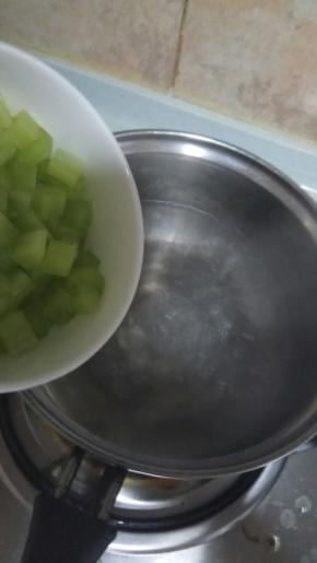 炸土豆的同时，用锅烧开水，倒入莴笋丁