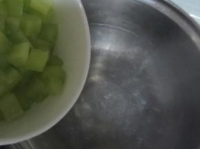 炸土豆的同时，用锅烧开水，倒入莴笋丁