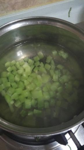 焯莴笋丁时可以加入一点盐，这样莴笋丁颜色更佳翠绿，口感也会更脆