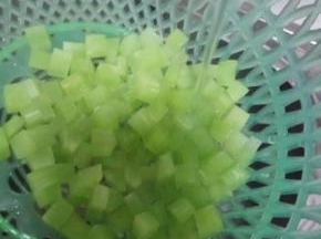莴笋丁焯熟后用凉水冲一下，可以避免莴笋丁口感变软