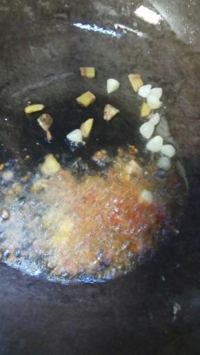 锅里留少许油，分别放入姜、蒜、泡椒酱炒香，如有泡姜味道会更好