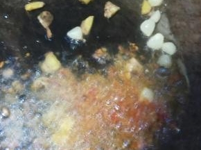 锅里留少许油，分别放入姜、蒜、泡椒酱炒香，如有泡姜味道会更好
