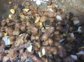 炒香后倒入炸好的排骨翻炒