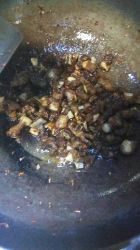 加入老抽、生抽、白糖，炒匀炒香