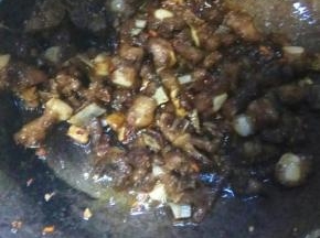 加入老抽、生抽、白糖，炒匀炒香