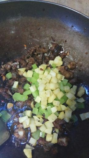 加入已经备好的土豆丁和莴笋丁翻炒