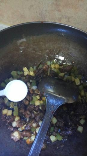 出锅前再加少许盐，炒匀后即可出锅