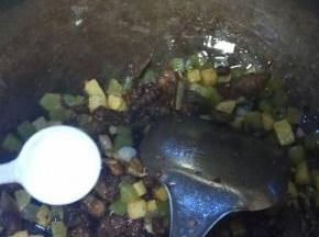出锅前再加少许盐，炒匀后即可出锅