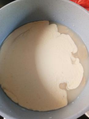 牛奶，淡奶油，加糖，微波加热一分钟，（主要是为了融化糖，你也可以不加热）搅拌至糖融化