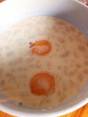 磕入两个蛋黄，看清楚哦，只要蛋黄，搅拌均匀，即可，不要过度搅拌，避免出泡！