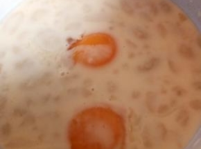 磕入两个蛋黄，看清楚哦，只要蛋黄，搅拌均匀，即可，不要过度搅拌，避免出泡！