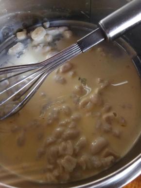 过滤挞液，烤箱预热上下火220度，