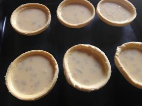 装入挞皮，八九分满即可！我用大的挞皮，装的比较满，这个量可以做6个！