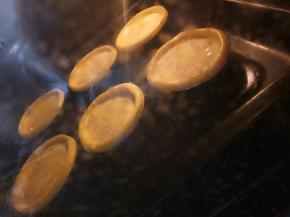 送入烤箱，好了，25分钟后，静等美味出炉吧，因各家烤箱温度差异，所以只要挞皮出现小黑点即可出炉！