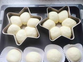 将模具放入温度35度，湿度百分之80的环境进行二发。发到八成满