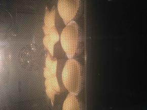 放到预热好180度的烤箱内进行烘烤，时间约18到20分钟。