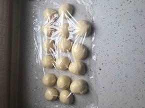 分成12个40克一个的面团。揉圆松弛30分钟（剩下的面团我均分成四个，做了汉堡胚）