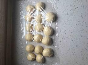 分成12个40克一个的面团。揉圆松弛30分钟（剩下的面团我均分成四个，做了汉堡胚）