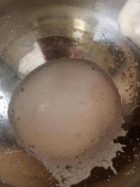 蛋清分三次加糖打发，鱼眼泡时加第一次如图