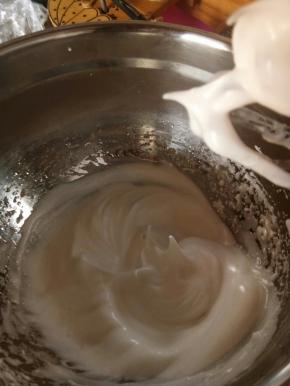 打发至硬性发泡，即小尖角